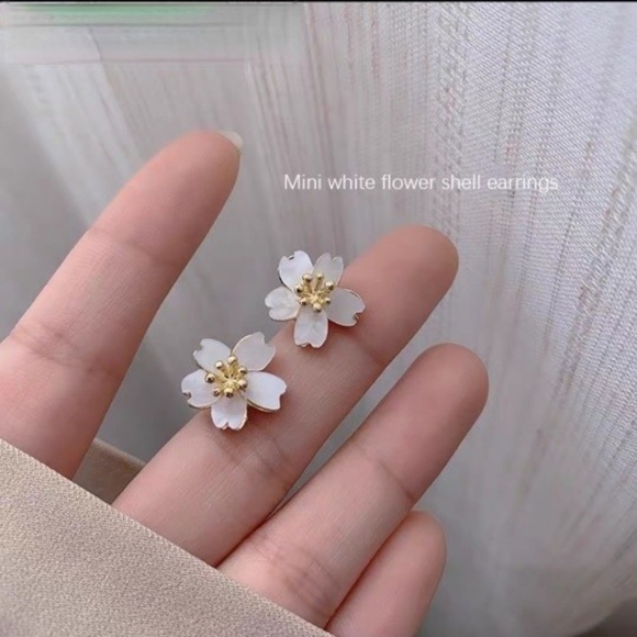 Jewelry - White Flower Earrings